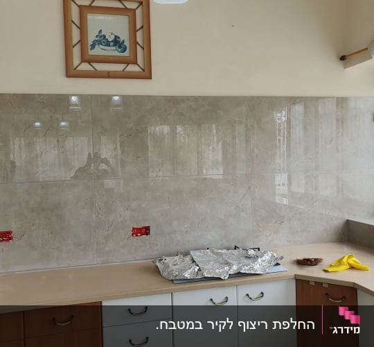 מטבח בשיפוץ עם אריחים חדשים, שקעים חשמליים פתוחים